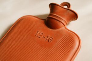 Bouillotte périmée : ce chiffre inscrit en tout petit vous dit si elle est bonne pour la poubelle